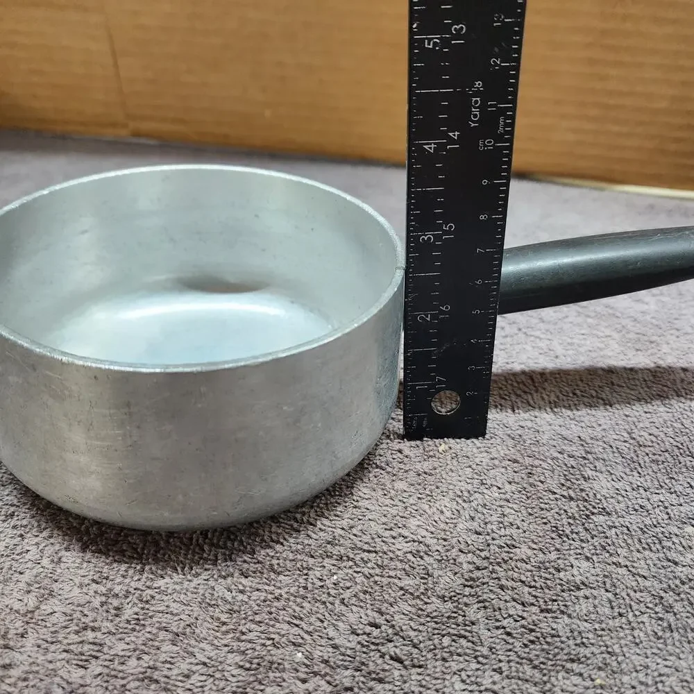 Wear-ever small pot 77 1/2 handle has a crack, see pics shlf